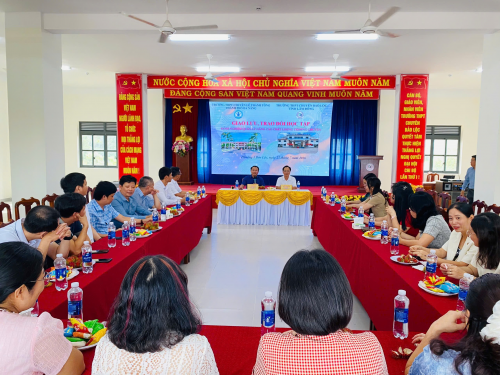 Bản tin: Giao lưu, trao đổi học tập kinh nghiệm quản lí, nâng cao chất lượng trường chuyên giữa trường THPT Chuyên Bảo Lộc với trường THPT Chuyên Nguyễn Bỉnh Khiêm và trường THPT Chuyên Lê Thánh Tông – thành phố Đà Nẵng.