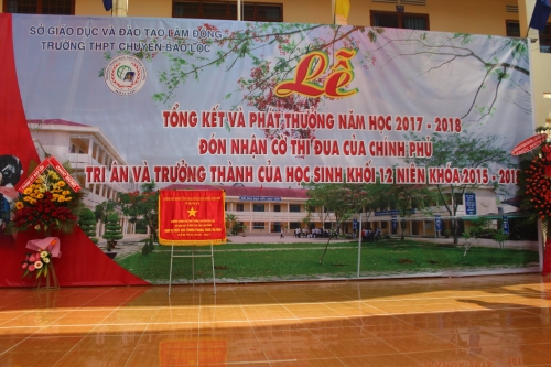 Lễ tổng kết phát thưởng năm học 2017-2018 đón nhận cờ thi đua chính phủ. Tri ân và trưởng thành học sinh khối 12 niên khóa 2015-2018