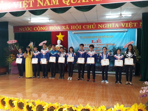 Toàn cảnh buổi lễ trao thưởng học sinh xuất sắc năm học 2016-2017 của UBND TP Bảo Lộc