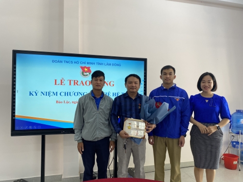 Trao tặng kỷ niệm chương "Vì thế hệ trẻ" cho đồng chí Nguyễn Vũ Minh Tú - BT Chi bộ - HT nhà trường