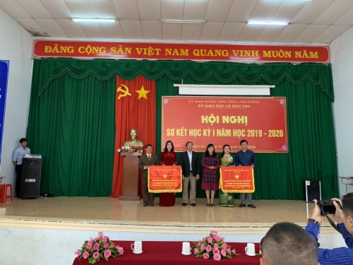 TRƯỜNG THPT CHUYÊN BẢO LỘC  VINH DỰ ĐÓN NHẬN CỜ THI ĐUA CỦA BỘ GIÁO DỤC VÀ ĐÀO TẠO